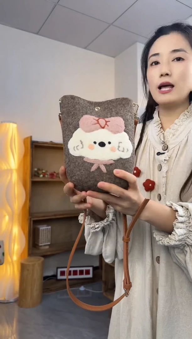 羊毛非遗纯手工包  手机包小狗