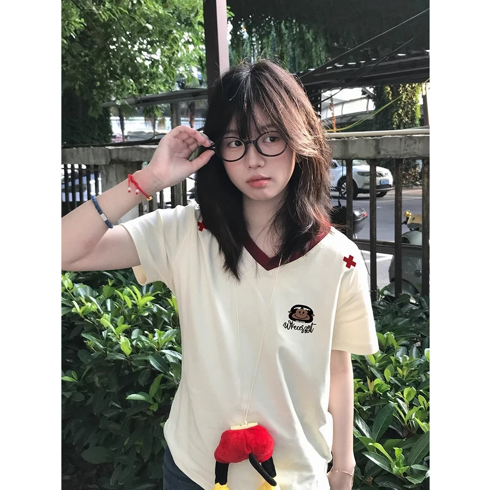 夏季时尚潮流设计感正肩v领刺绣短袖T恤女装短款百搭显瘦小众上衣