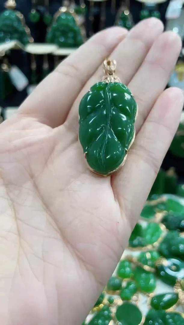 颈饰18K金镶嵌和田玉（碧玉）叶子