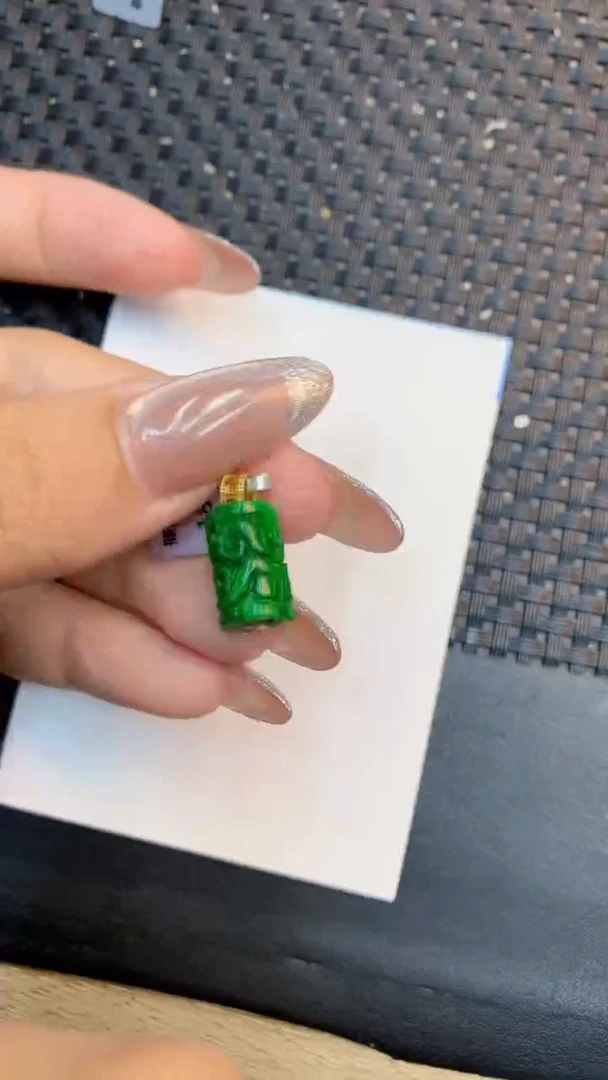 颈饰18K金镶嵌翡翠1