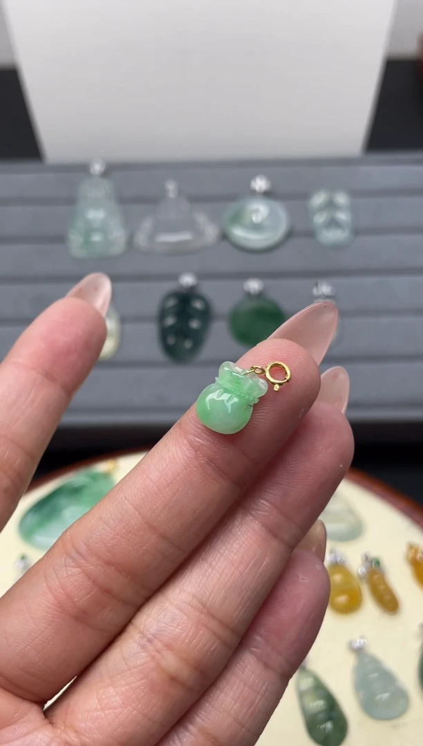 颈饰18K金镶嵌翡翠(14号链接)纯天然A货缅甸翡翠福袋（微瑕）