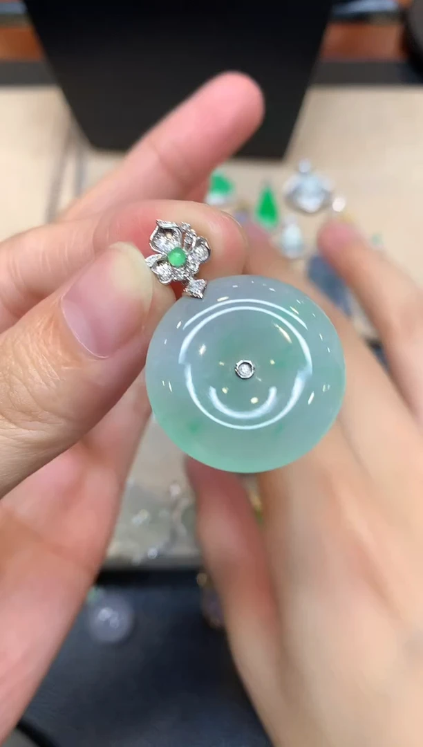 颈饰18K金镶嵌翡翠平安扣【无服务费