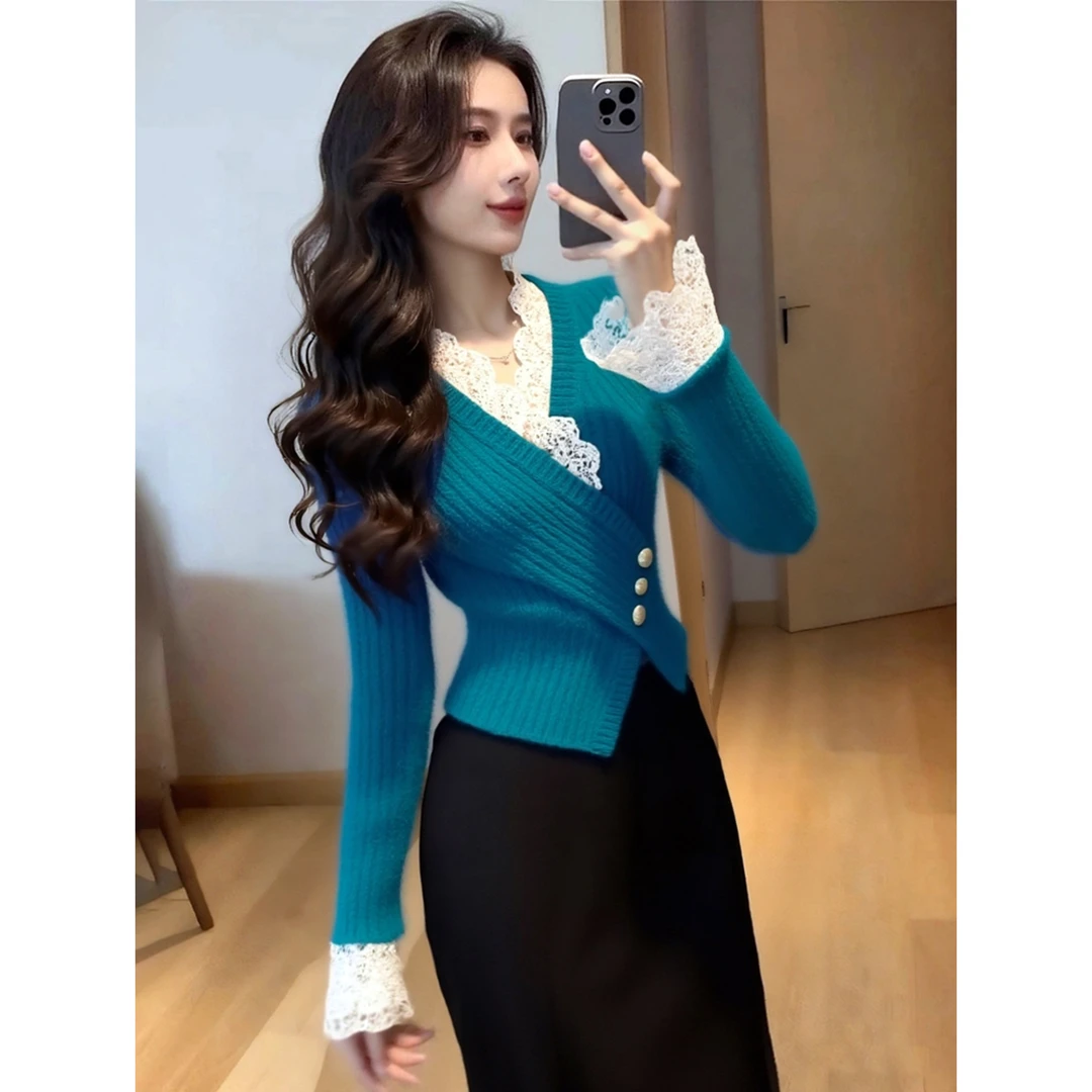 2025冬季小众设计感绝美独特漂亮小香风蕾丝拼接孔雀蓝针织上衣女