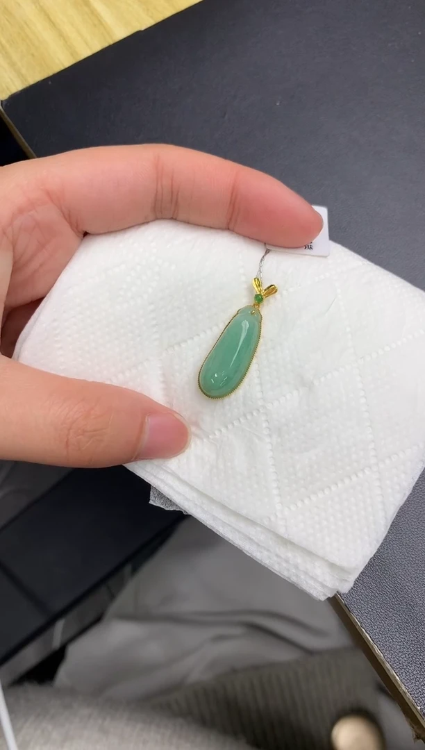 颈饰18K金镶嵌翡翠天然A货