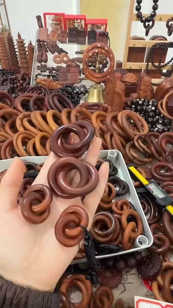 枣木?乾坤圈一物一拍4个    1个微瑕