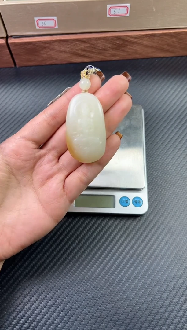 吊坠(赠链)未镶嵌和田玉且末金山微色差吊坠J