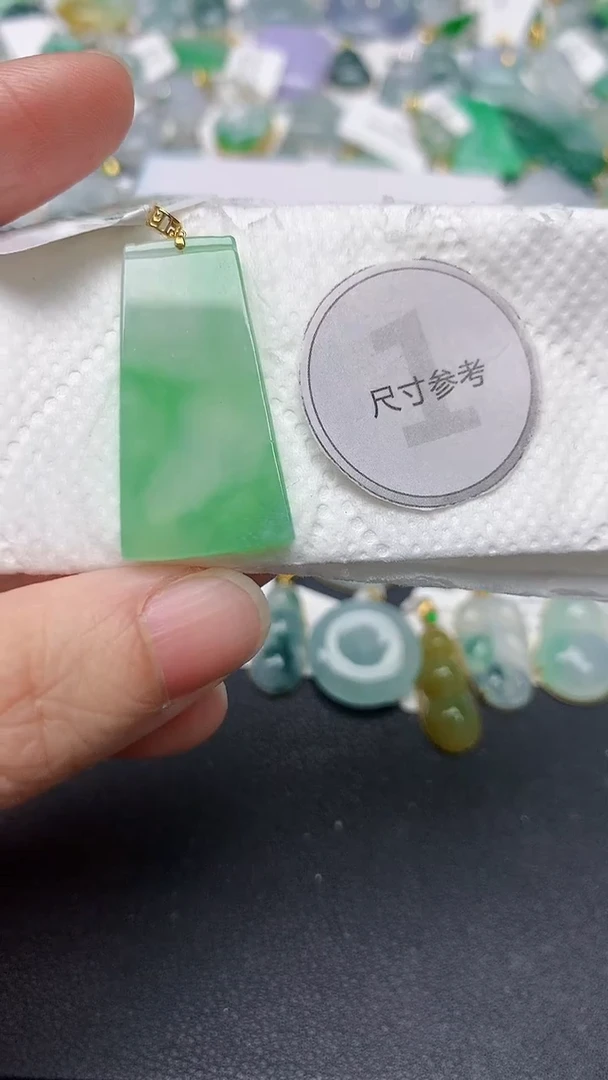 颈饰18K金镶嵌翡翠天然缅甸A货翡翠