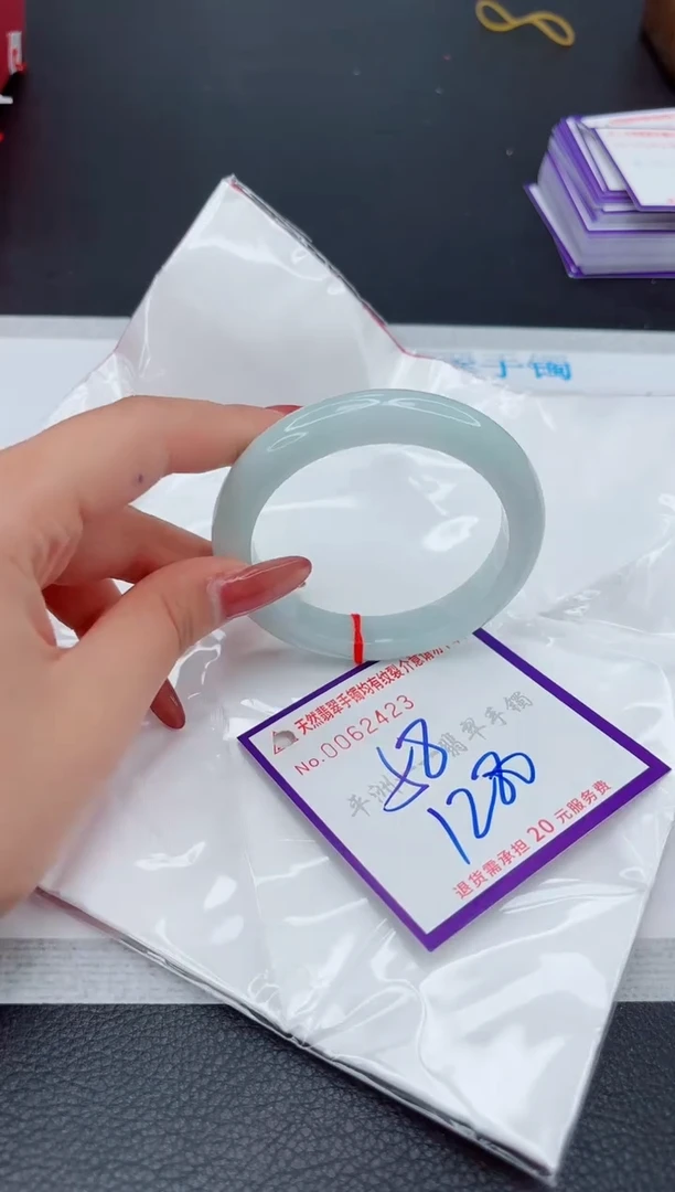 翡翠手镯未镶嵌1
