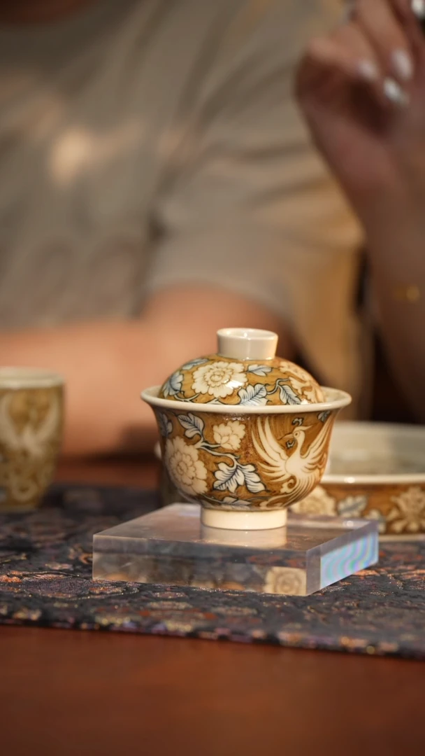 Q立勤堂青花釉里金金底凤凰牡丹元宝盖碗