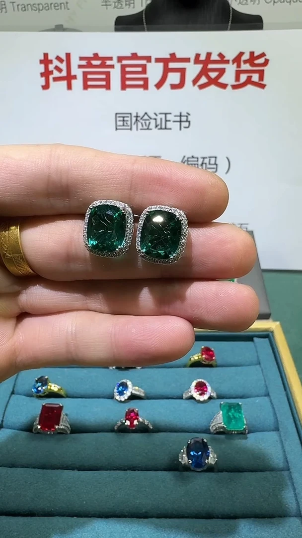 18K金镶嵌耳饰祖母绿1