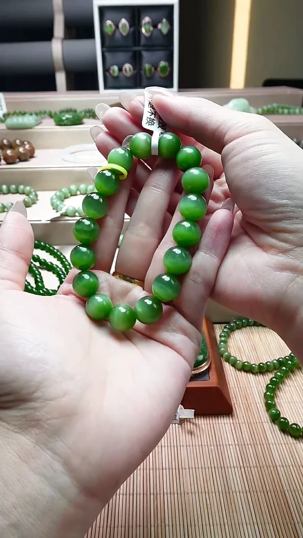 手串未镶嵌和田玉俄料碧玉辣绿色微猫卡12