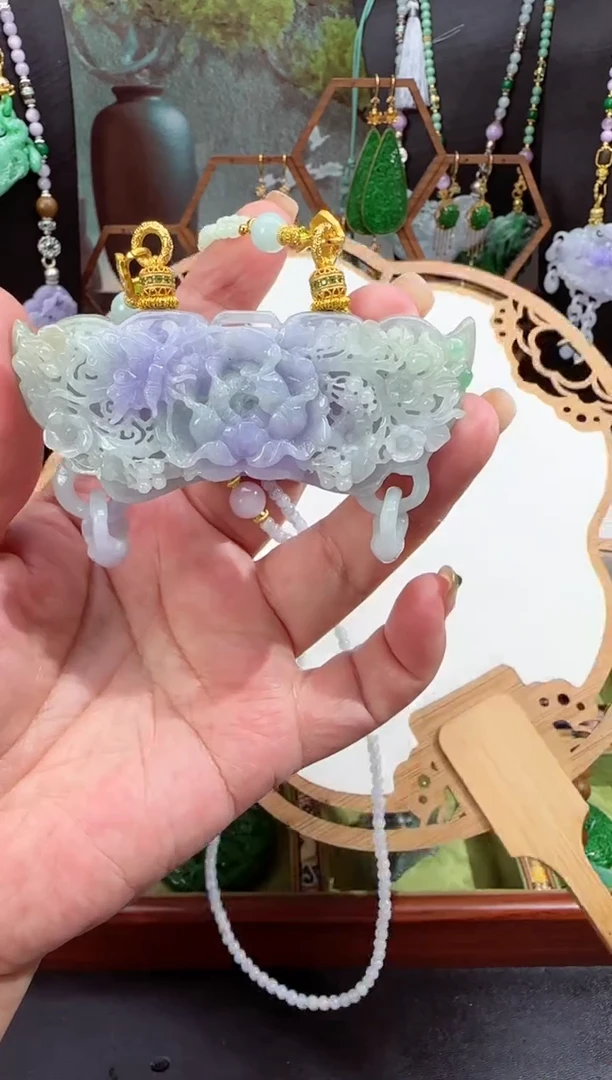 翡翠未镶嵌颈饰拍照