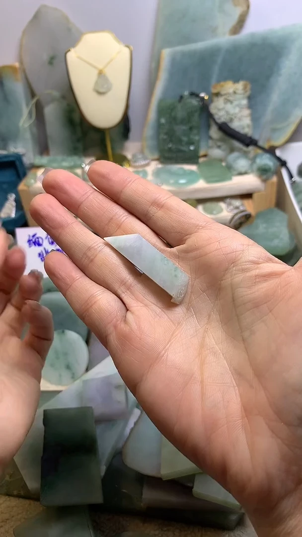 【闪购商品】翡翠挂件未镶嵌缅甸A货翡翠，没有运费险