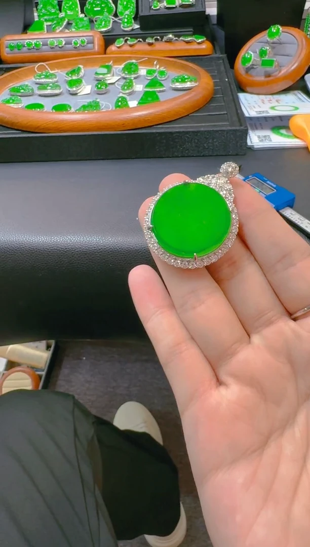 【闪购商品】翡翠吊坠(赠链)银S925镶嵌天然A货翡翠