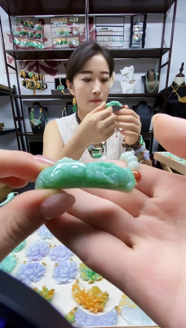 颈饰未镶嵌翡翠手串