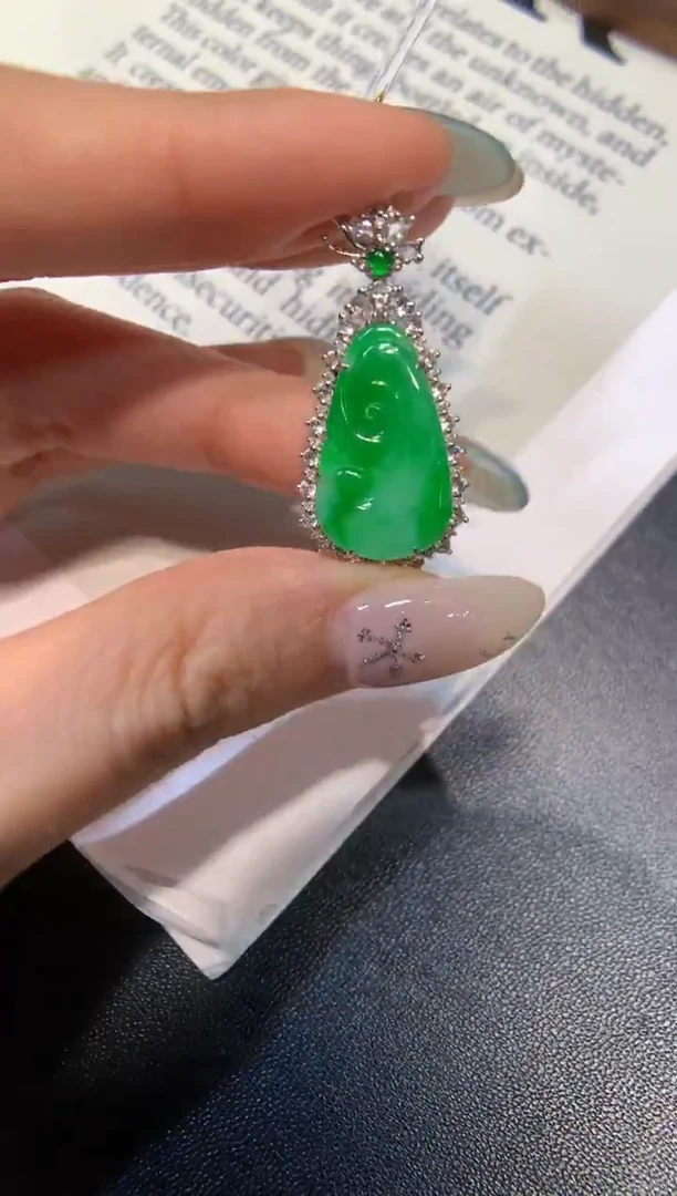 颈饰18K金镶嵌翡翠如意