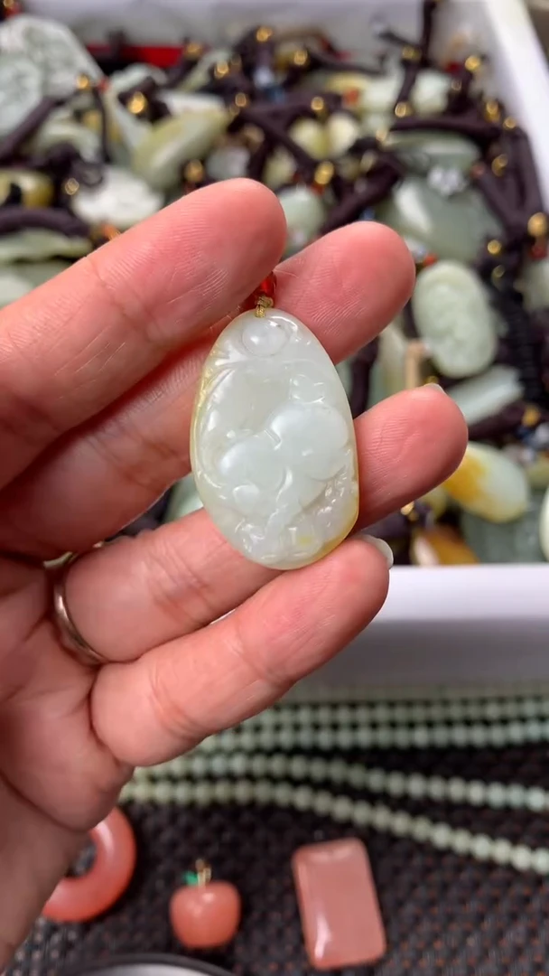 【闪购商品】和田玉颈饰未镶嵌多样性发货没有证书.拍一发一，有瑕