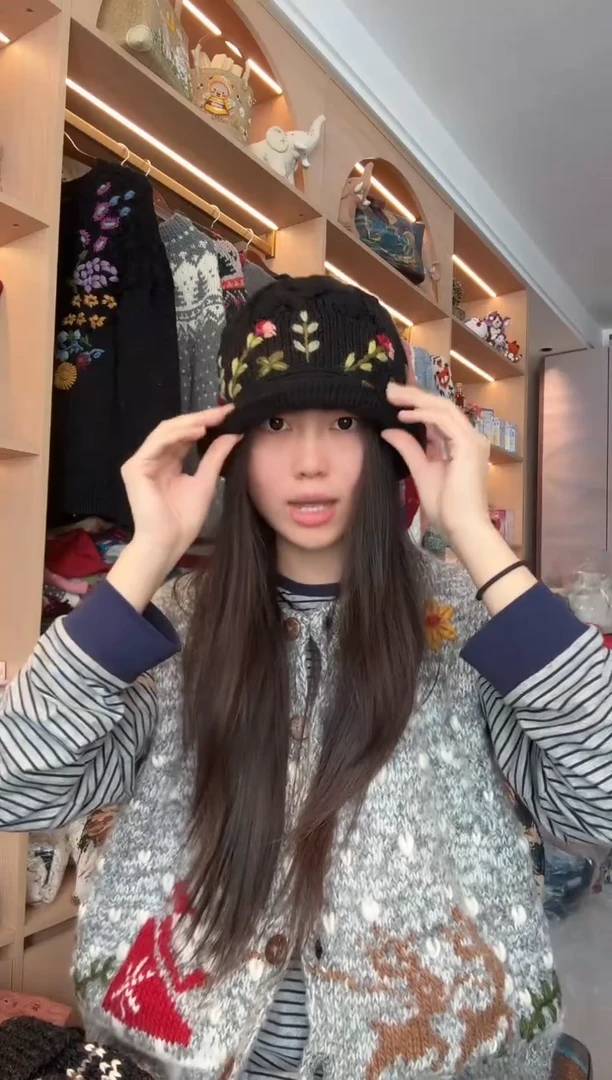 黑色渔夫刺绣帽