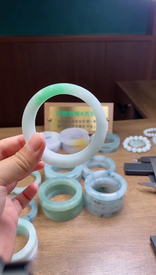 未镶嵌手镯定制翡翠蘑****.定制