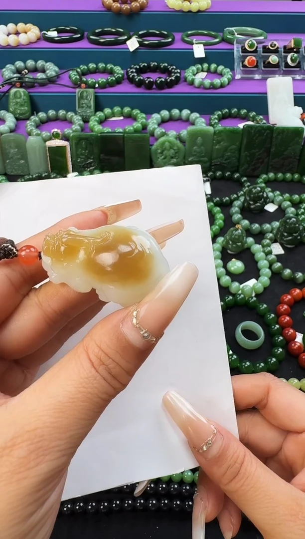 未镶嵌和田玉（糖玉）把件貔貅