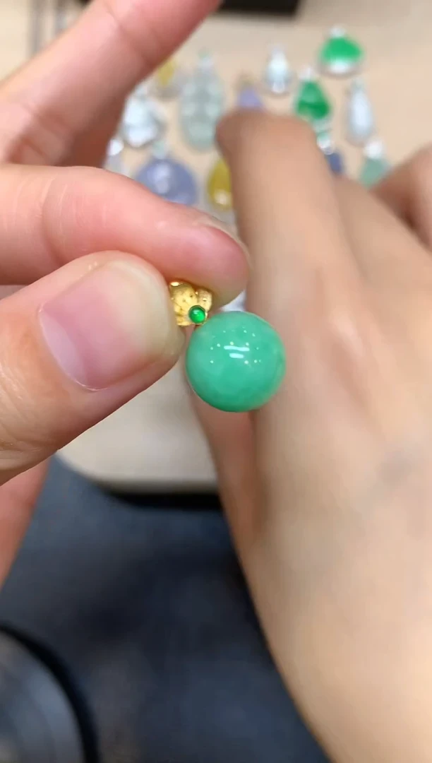 颈饰18K金镶嵌翡翠珠子【无服务费