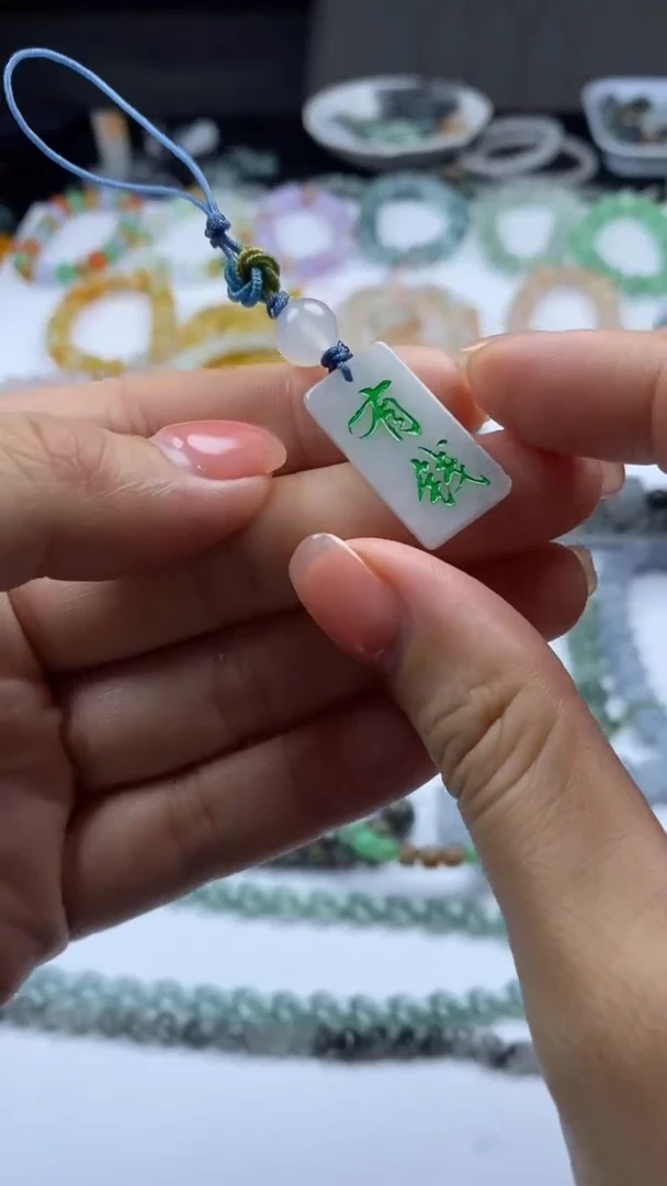 翡翠挂件未镶嵌翡翠