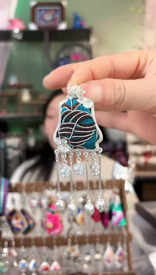 彩云南阁非遗老绣苗银饰品686