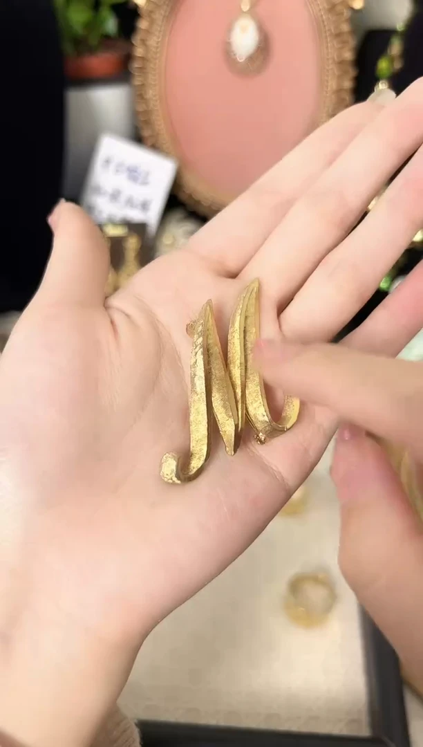 铁合金合成碳硅石字面胸针书本款728