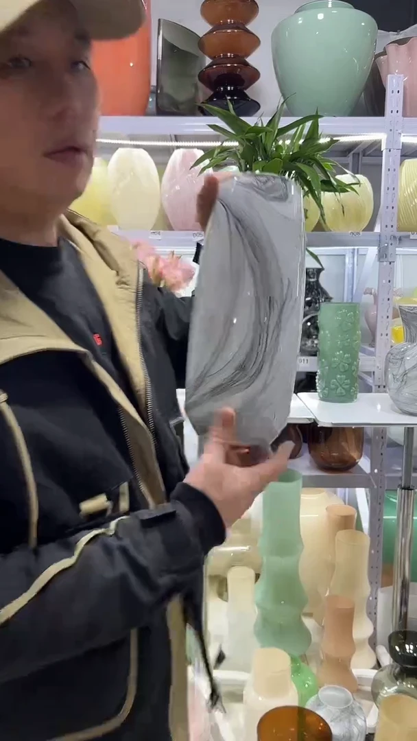 灰白勾丝水墨花瓶