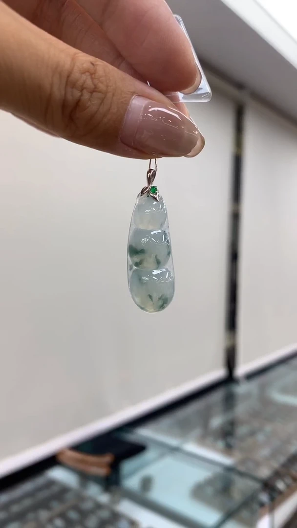 翡翠18K金镶嵌颈饰福豆