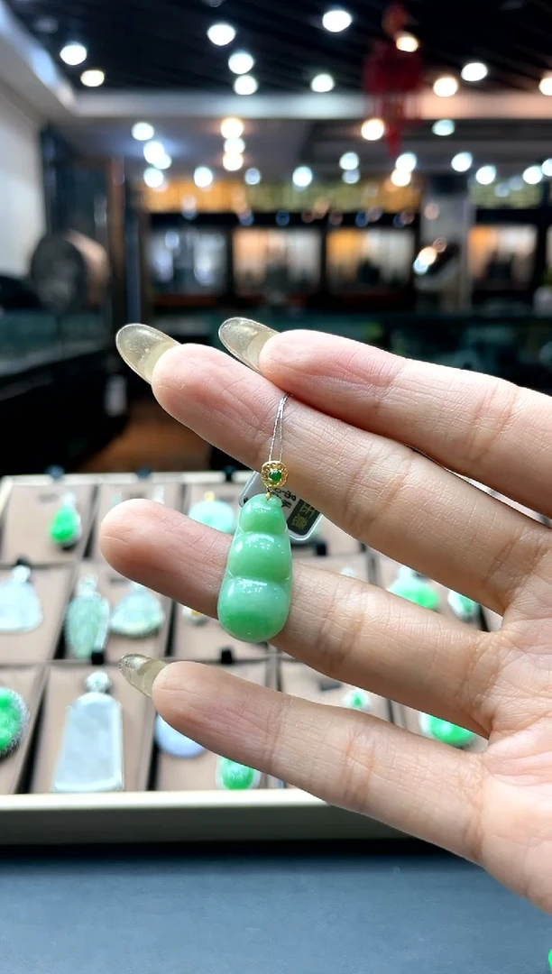 【闪购商品】翡翠颈饰18K金镶嵌福豆