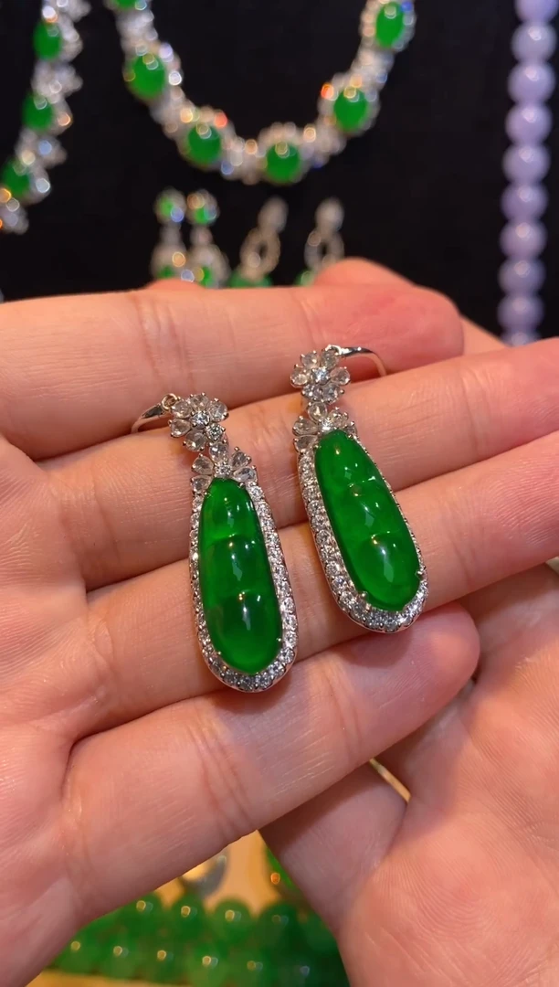 18K金镶嵌翡翠耳饰翡翠耳坠