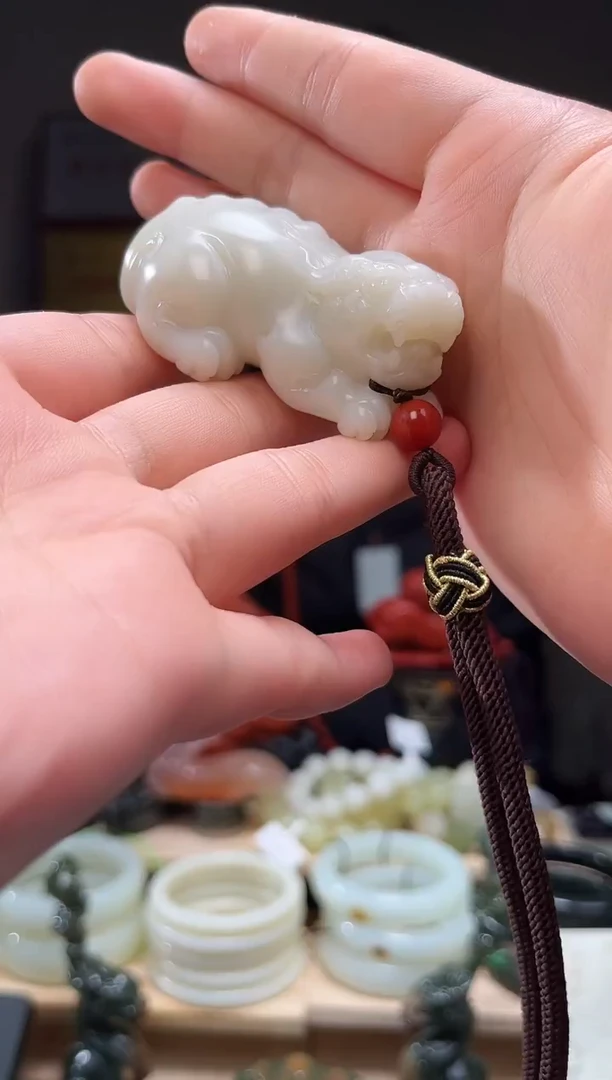 颈饰未镶嵌和田玉默*手把件