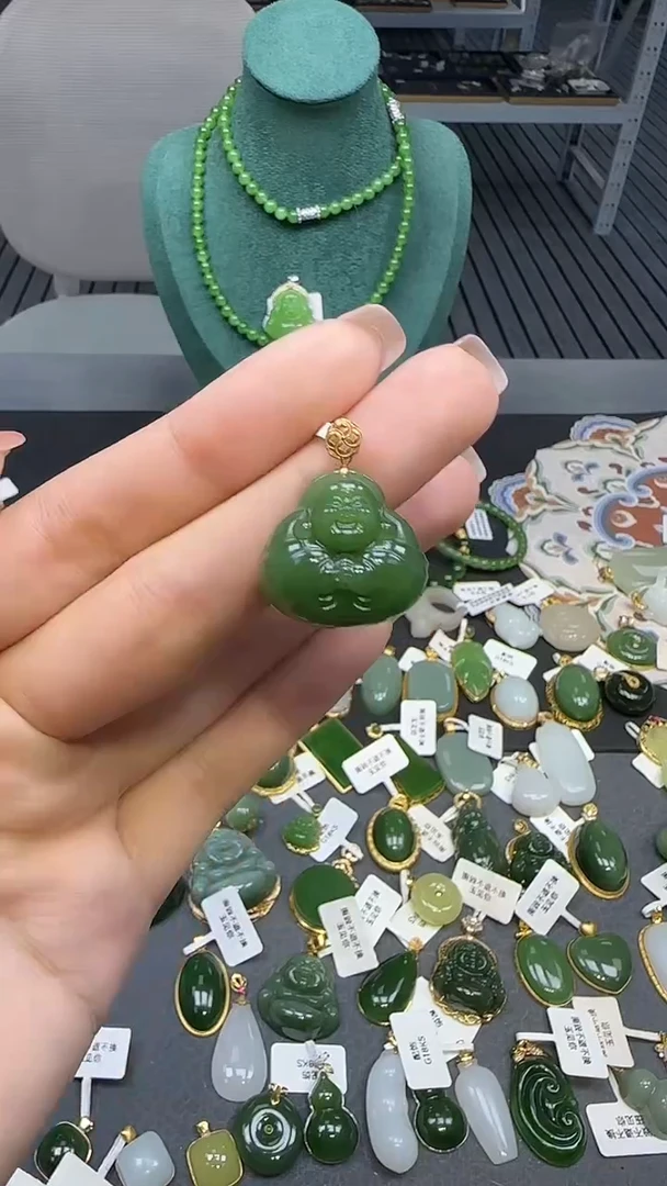 18K金镶嵌和田玉挂件1