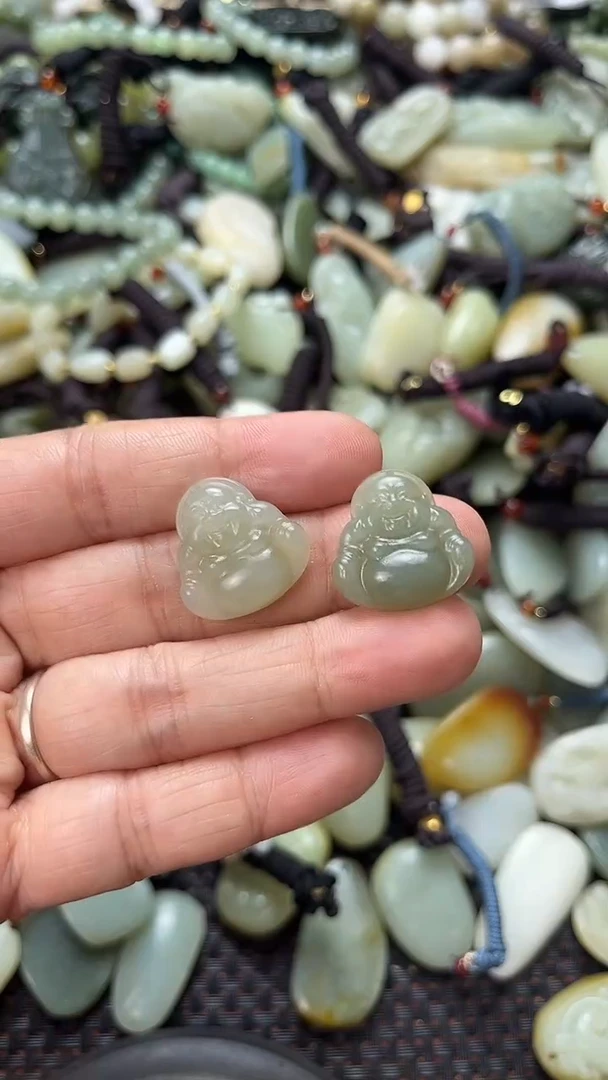 和田玉未镶嵌颈饰（多样性发一件）没有证书有瑕