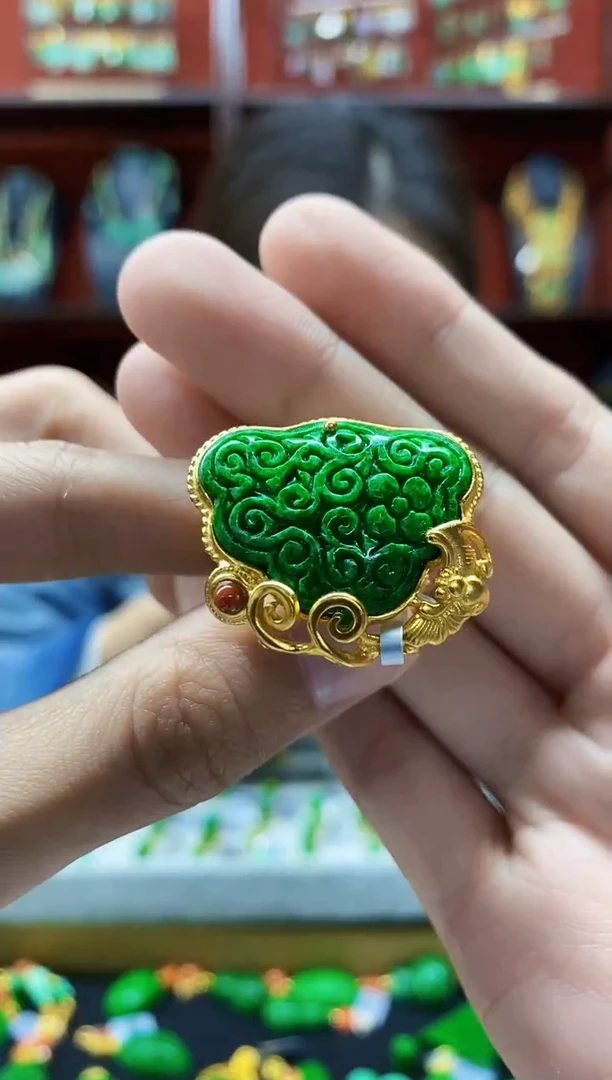 颈饰未镶嵌翡翠戒指