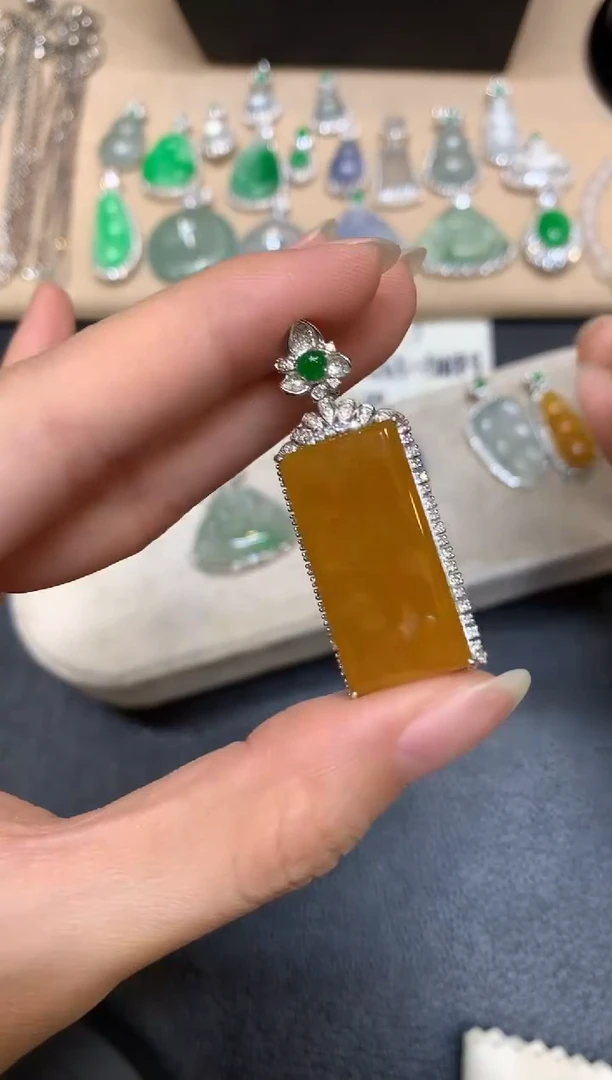 翡翠18K金镶嵌颈饰无事牌【无服务费