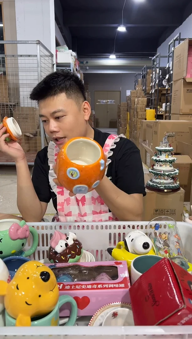 瓷片小号海绵宝宝菠萝带盖罐