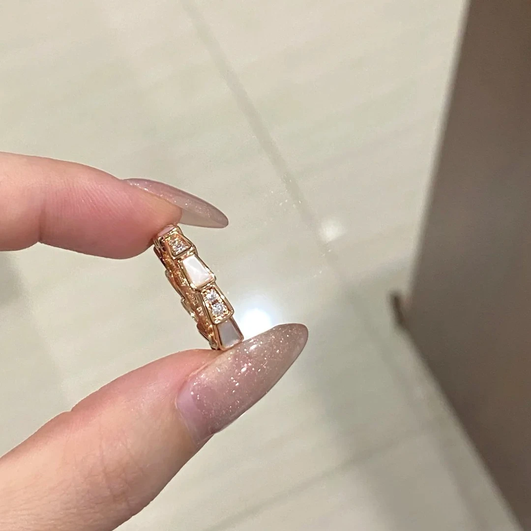 经典白贝蛇骨的戒指