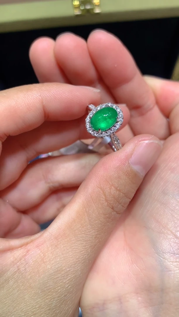 【闪购商品】祖母绿戒指18K金镶嵌1.65CT