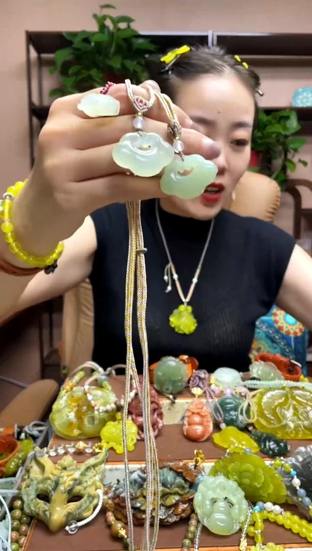 未镶嵌岫玉颈饰多样性发货发其中之一