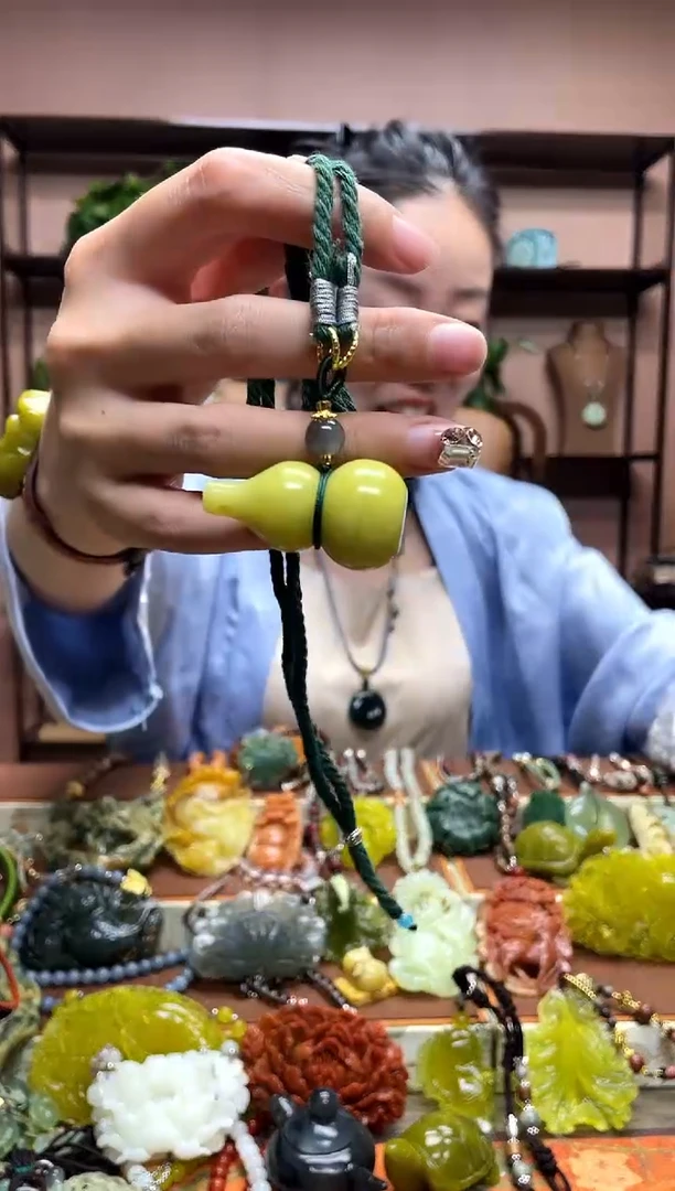 未镶嵌岫玉颈饰·