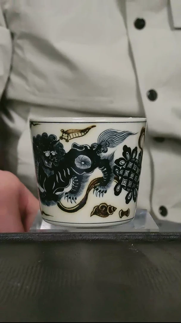 青花釉里金双狮滚绣球可乐杯