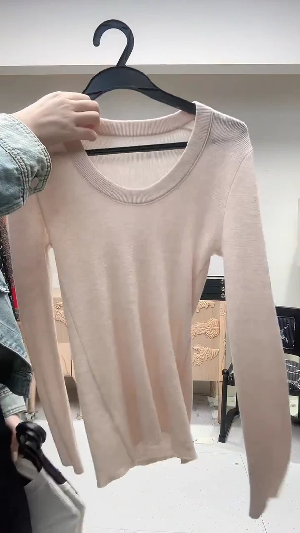 藕粉色修身羊毛打底衫
