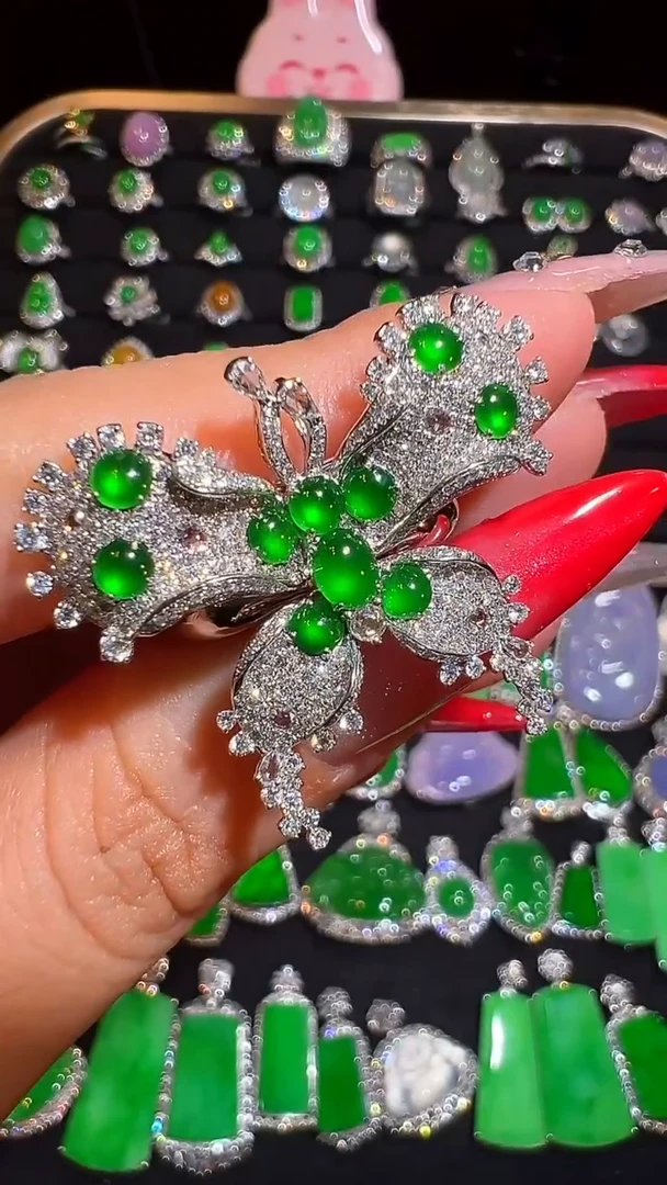 18K金镶嵌挂件翡翠吊坠