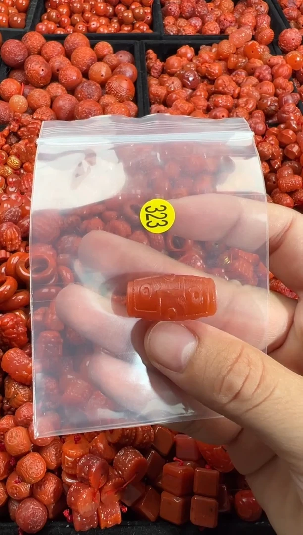 南红玛瑙未镶嵌颈饰1