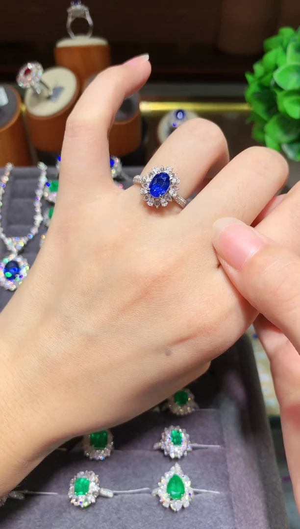 蓝宝石戒指铂Pt950镶嵌1.74CT