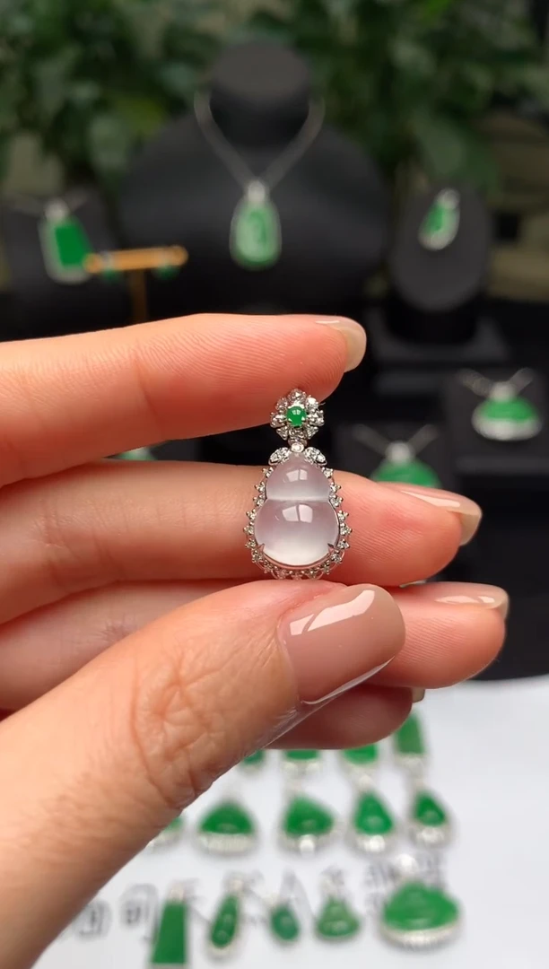 颈饰18K金镶嵌翡翠葫芦