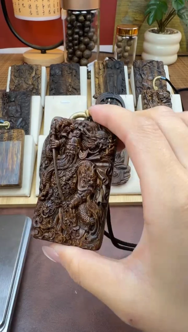 木木雕款芽庄 霸气关公 7cm 送养香瓶