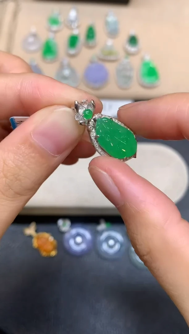 颈饰18K金镶嵌翡翠树叶【无服务费